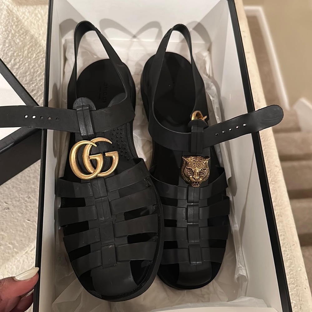 Used Gucci men size 10 rubber sandal Nero. Comes with box . No rips or tears